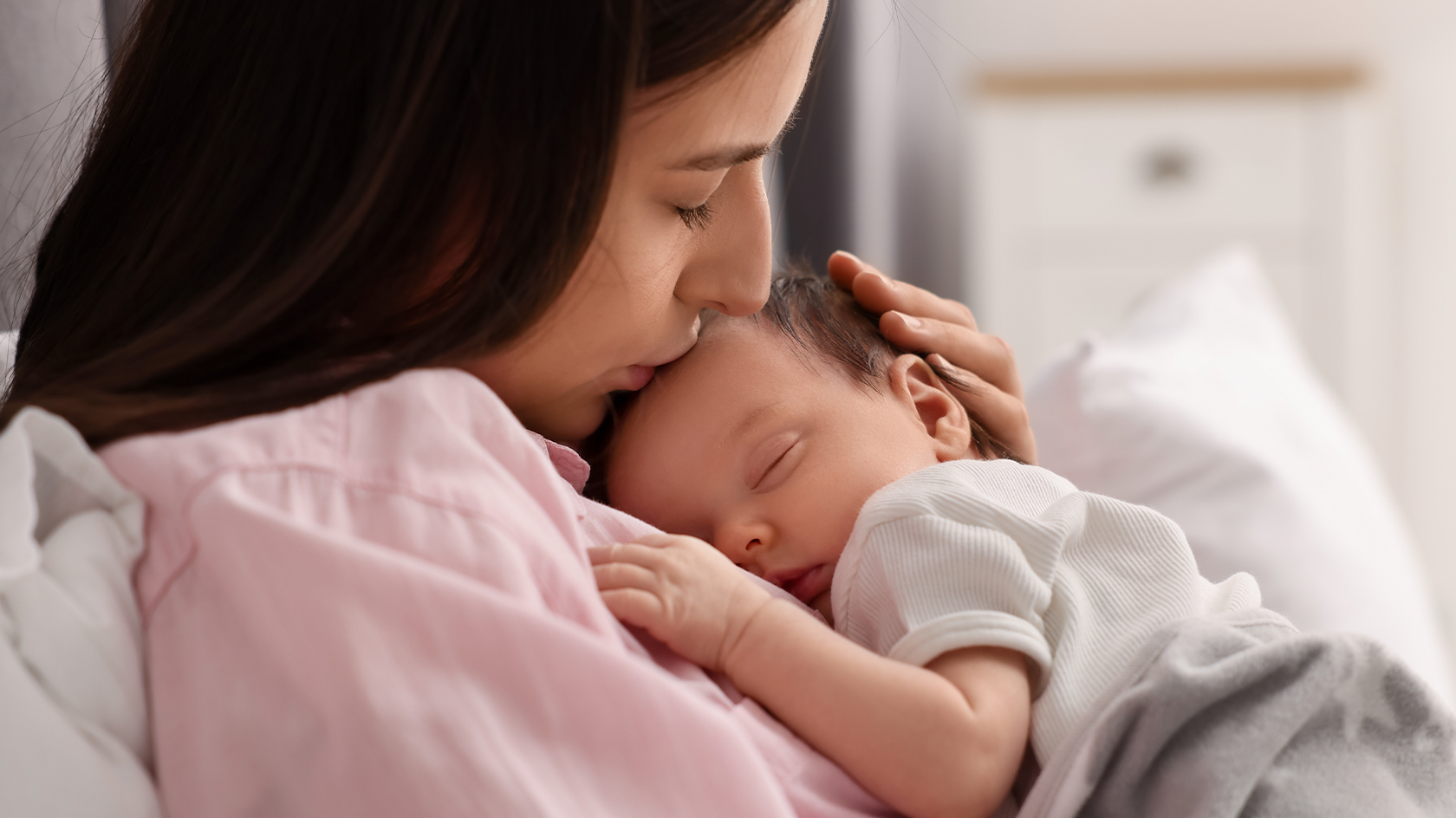 Somnul nou-născutului: așteptări realiste pentru primele săptămâni de viață