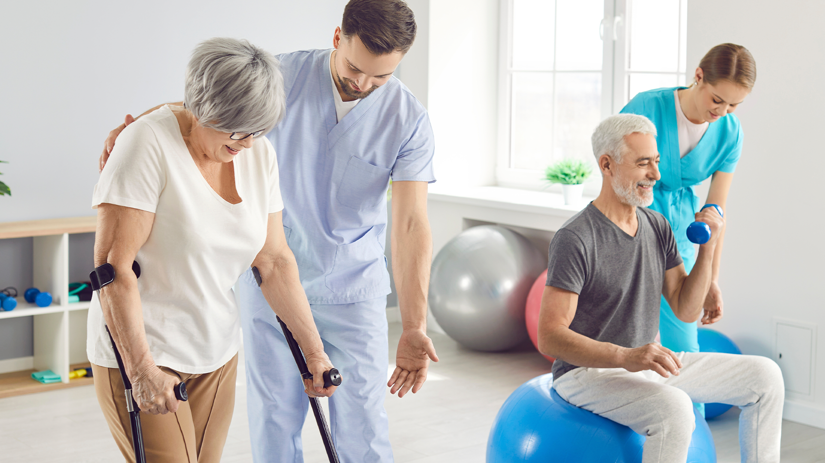 Cum influențează exercițiile de echilibru recuperarea la vârstnici după o cădere?