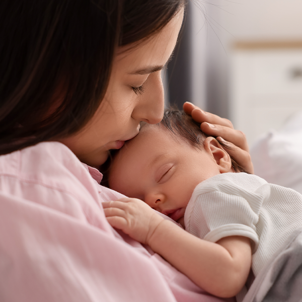 Somnul nou-născutului: așteptări realiste pentru primele săptămâni de viață