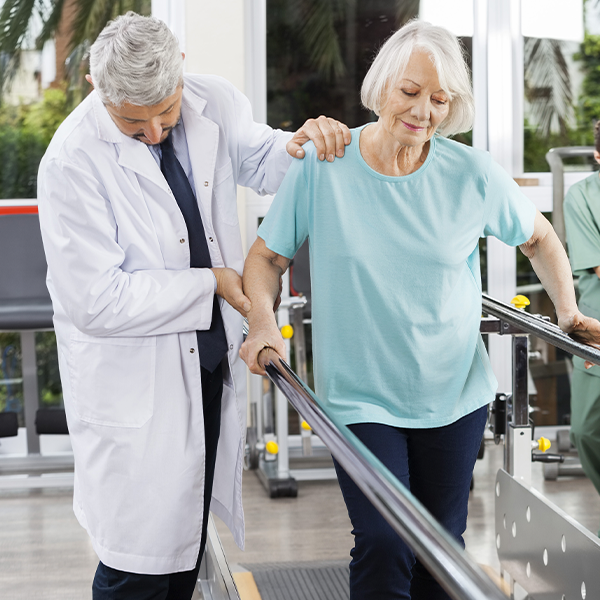 Top 7 exerciții pentru recuperarea mersului după accidentări și intervenții chirurgicale