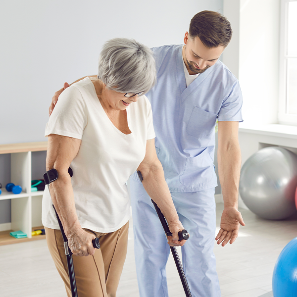 Cum influențează exercițiile de echilibru recuperarea la vârstnici după o cădere?