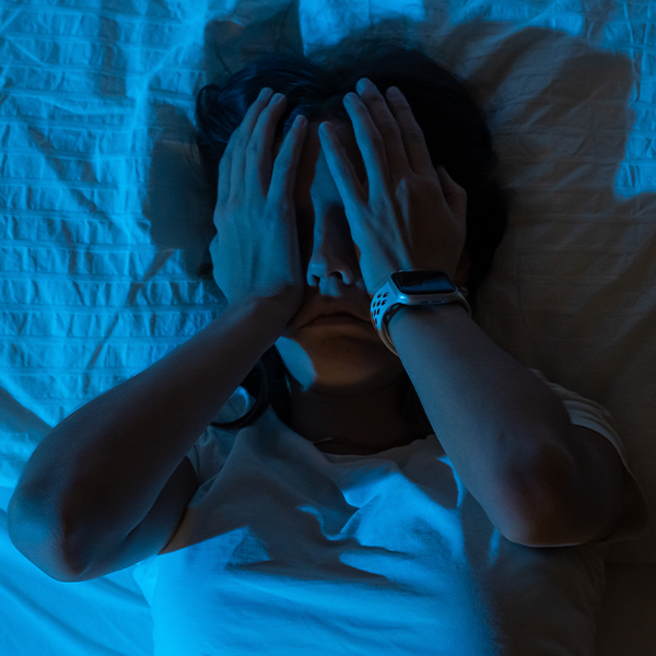 Anxietatea și insomnia: de ce creierul rămâne în alertă când ar trebui să doarmă