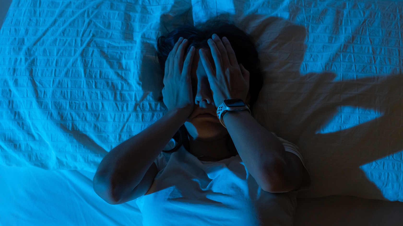 Anxietatea și insomnia: de ce creierul rămâne în alertă când ar trebui să doarmă