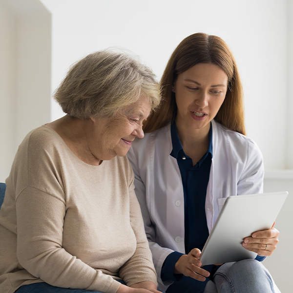 Cum ajută logopedia pacienții cu Parkinson să își păstreze vocea și expresivitatea